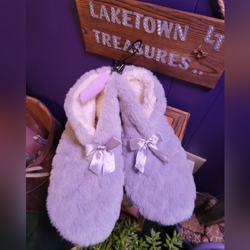 Womens Large warm fuzzy slippers grey and white